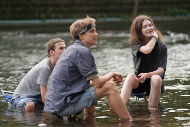 Sırt çantalarıyla dışarıda yürüyüş yapan bir grup gülen arkadaş. Seyahat, turizm, yürüyüş ve insanlar konsepti