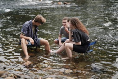 Sırt çantalarıyla dışarıda yürüyüş yapan bir grup gülen arkadaş. Seyahat, turizm, yürüyüş ve insanlar konsepti