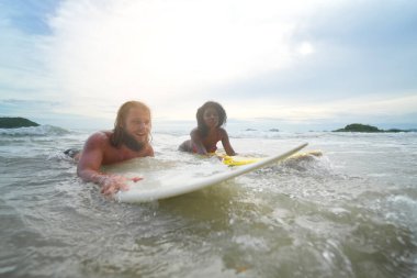 Pattaya, Tayland 'da sörf tahtasıyla sahilde sörf yapan mutlu çift..
