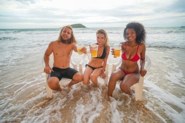 Plajda eğlenmek için etkin olan kişileri