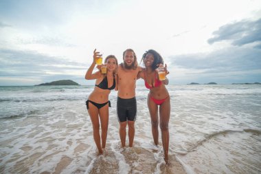 Plajda eğlenmek için etkin olan kişileri