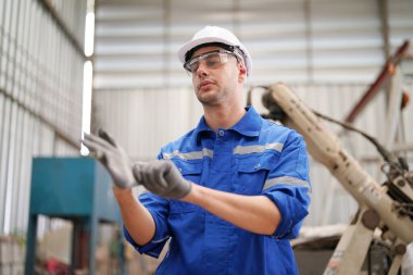 Detaylı iş için ağır torna. Ağır metal işlerinde kullanılan bir torna..