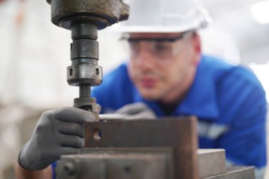 Detaylı iş için ağır torna. Ağır metal işlerinde kullanılan bir torna..