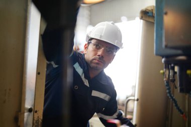 Detaylı iş için ağır torna. Ağır metal işlerinde kullanılan bir torna..