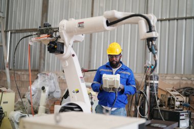 Otomatik yapay zeka robot üretim fabrikasında çalışan endüstriyel mühendis, yeni endüstriyel teknoloji konsepti.