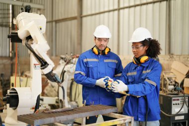 Otomatik yapay zeka üretim fabrikasında çalışan çok ırklı endüstriyel mühendisler, yeni endüstriyel teknoloji konsepti.