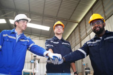 Otomatik yapay zeka üretim fabrikasında çalışan çok ırklı endüstriyel mühendisler, yeni endüstriyel teknoloji konsepti.