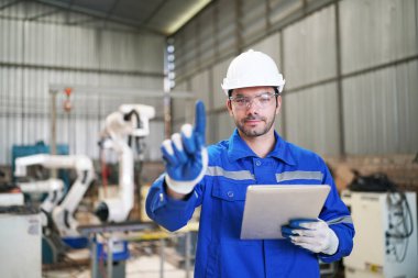 Otomatik yapay zeka üretim fabrikasında çalışan çok ırklı endüstriyel mühendisler, yeni endüstriyel teknoloji konsepti.