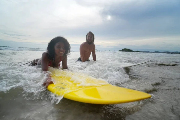 Pattaya, Tayland 'da sörf tahtasıyla sahilde sörf yapan mutlu çift..