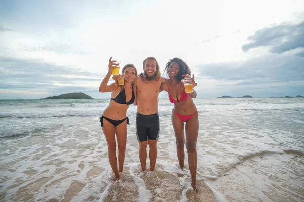 Plajda eğlenmek için etkin olan kişileri