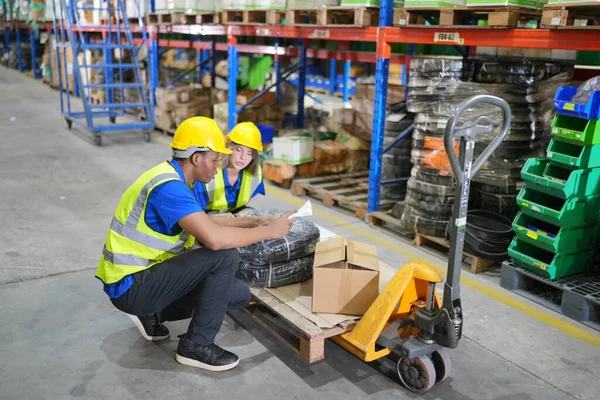 Pakhuispersoneel Controleert Inventaris Producten Voorraad Planken Opslag Werknemer Doet Inventaris — Stockfoto