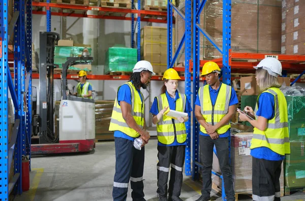 Travailleurs Travaillant Dans Grand Entrepôt Vérification Des Colis — Photo
