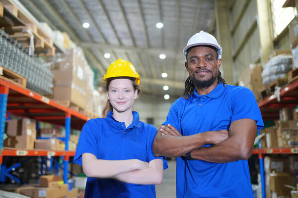 Работники склада проверяют инвентарь. Изделия на полках инвентаря хранения. Рабочий проводит инвентаризацию в Хранилище. Диспетчер в форме проводит инвентаризацию на складе. концепция цепочки поставок