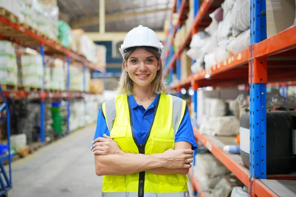 Büyük bir depoda çalışan bir işçi. Paketler kontrol ediliyor