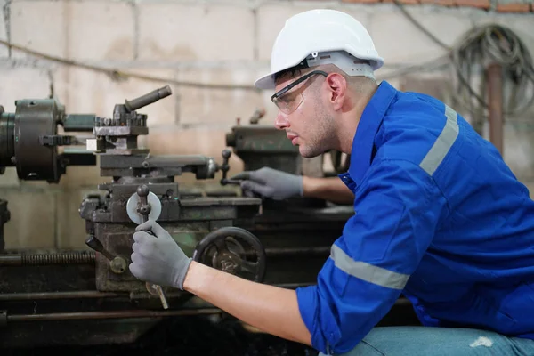 Detaylı iş için ağır torna. Ağır metal işlerinde kullanılan bir torna..