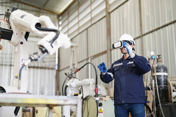 Ingeniero Industrial Que Usa Auriculares Mientras Trabaja Fábrica Automatizada Producción — Foto de Stock