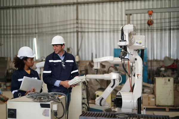 Ingenieros Industriales Multirraciales Que Trabajan Fábrica Automatizada Producción Robótica Nuevo — Foto de Stock