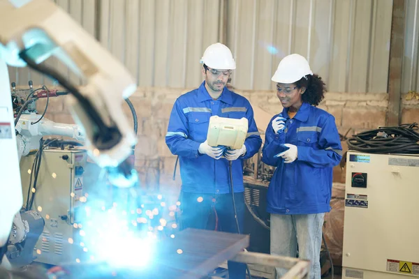 Ingegneri Industriali Multirazziali Che Lavorano Una Fabbrica Automatizzata Produzione Robotica — Foto Stock
