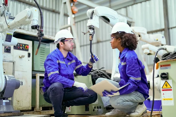 Multiraciale Industriële Ingenieurs Werken Bij Geautomatiseerde Robotfabriek Nieuwe Industriële Technologie — Stockfoto