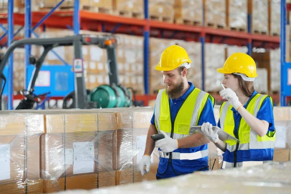 Warehouse Industrial Supply Chain Und Logistikunternehmen Inneren Lagerarbeiter Überprüfen Das — Stockfoto