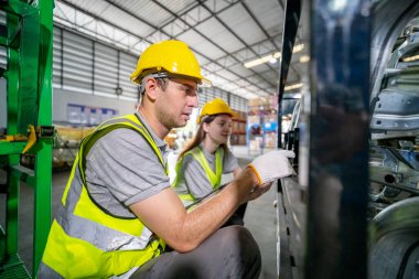 Depo işçileri perakende deposundaki stokları ve envanterleri kontrol ediyor. İş fabrikası endüstrisi kavramı.