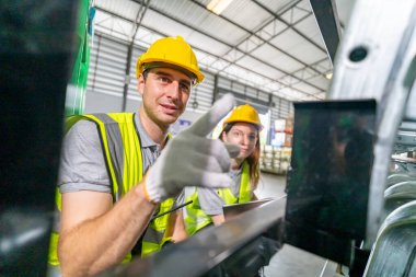 Depo işçileri perakende deposundaki stokları ve envanterleri kontrol ediyor. İş fabrikası endüstrisi kavramı.