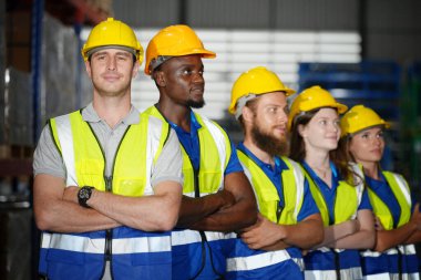 Depo çalışanlarından oluşan bir ekip büyük bir dağıtım deposunda envanter üzerinde çalışıyor. İş fabrikası endüstrisi kavramı