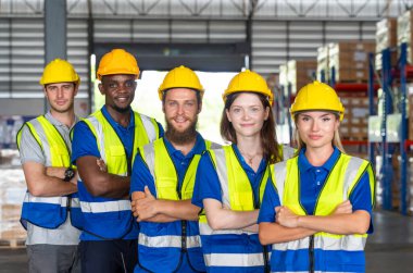Depo çalışanlarından oluşan bir ekip büyük bir dağıtım deposunda envanter üzerinde çalışıyor. İş fabrikası endüstrisi kavramı