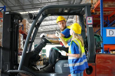 Depo çalışanları perakende deposundaki stokları ve envanterleri kontrol ediyor. İş fabrikası endüstrisi kavramı.