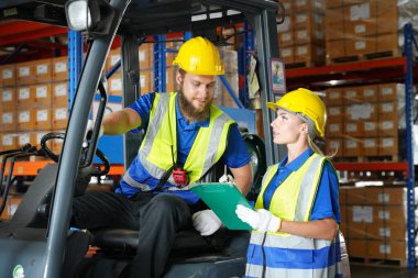 Depo çalışanları perakende deposundaki stokları ve envanterleri kontrol ediyor. İş fabrikası endüstrisi kavramı.