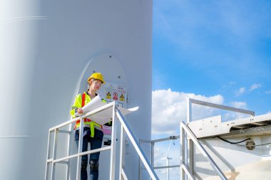 Rüzgar türbini inşaat alanında teknisyen. Elektrik rüzgar jeneratörünü kontrol ediyor..