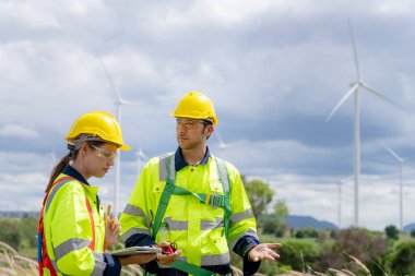 Rüzgar türbini inşaat alanında teknisyenler elektrik rüzgar jeneratörünü kontrol ediyor..