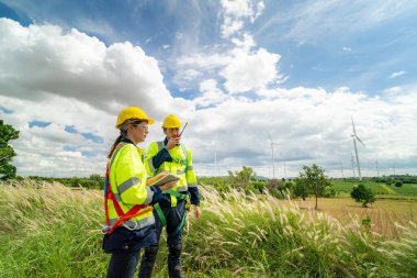 Rüzgar türbini inşaat alanında teknisyenler elektrik rüzgar jeneratörünü kontrol ediyor..