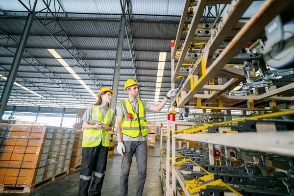 Depo işçileri perakende deposundaki stokları ve envanterleri kontrol ediyor. İş fabrikası endüstrisi kavramı.