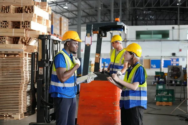 Depo işçileri perakende deposundaki stokları ve envanterleri kontrol ediyor. İş fabrikası endüstrisi kavramı.