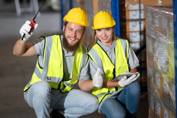 Depo çalışanları perakende deposundaki stokları ve envanterleri kontrol ediyor. İş fabrikası endüstrisi kavramı.