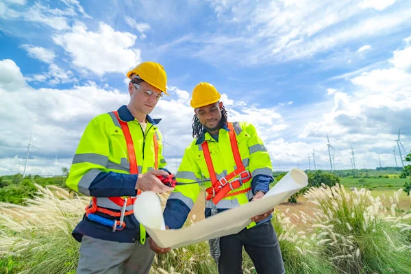 Rüzgar türbini inşaat alanında teknisyenler elektrik rüzgar jeneratörünü kontrol ediyor..