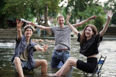 Sırt çantalarıyla dışarıda yürüyüş yapan bir grup gülen arkadaş. Seyahat, turizm, yürüyüş ve insanlar konsepti
