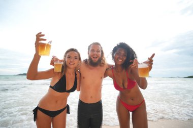 Plajda eğlenmek için etkin olan kişileri