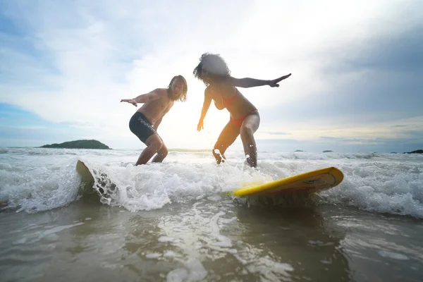 泰国帕塔亚 一对快乐的夫妇在海滩上和冲浪板一起冲浪 — 图库照片