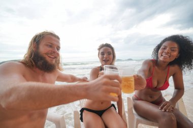 Yaz kumsalında mutluluk, özgürlük zamanı..