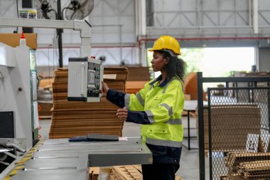 Fabrikada sanayi işçisi. Turuncu şapkalı genç teknisyen. Kafkasyalı akıllı fabrika işçisi başlık takıyor ve elektrik santralinde çalışıyor..