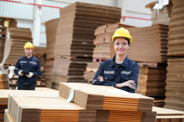 Depo Endüstriyel tedarik zinciri ve lojistik şirketleri içeride. Depo çalışanları envanteri kontrol ediyor. Envanter raflarındaki ürünler. Depoda envanter yapan bir işçi. Üniformalı bir görevli depoda envanter çıkarıyor. tedarik zinciri