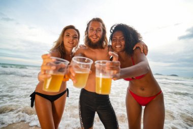 Yaz kumsalında mutluluk, özgürlük zamanı..