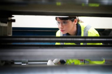 Fabrikada sanayi işçisi. Turuncu şapkalı genç teknisyen. Kafkasyalı akıllı fabrika işçisi başlık takıyor ve elektrik santralinde çalışıyor..