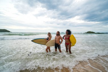 Yaz kumsalında mutluluk, özgürlük zamanı..