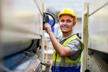 Fabrikada sanayi işçisi. Sert şapkalı genç teknisyen. Akıllı fabrika işçisi başlık takıyor ve elektrik santralinde çalışıyor.