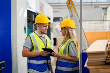 Fabrikadaki sanayi işçileri. Sert şapkalı genç teknisyen. Akıllı fabrika işçileri başlık takıyor ve elektrik santralinde çalışıyor..