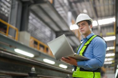 Demiryolu mühendisliği atölyesinde mühendis ve çırak portresi.