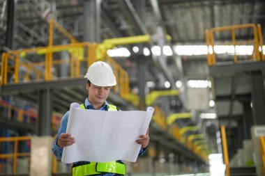 Demiryolu mühendisliği atölyesinde mühendis ve çırak portresi.